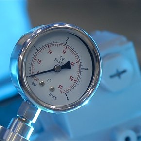 close up view of a pressure gauge to represent pressure systems that cambridge fluid offer.